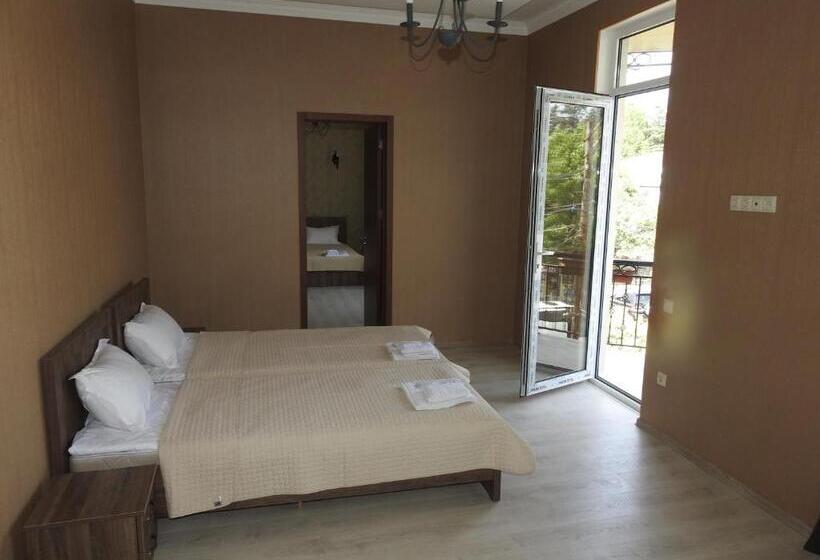 اتاق استاندارد چهارنفره با بالکن, White Hotel Guesthouse