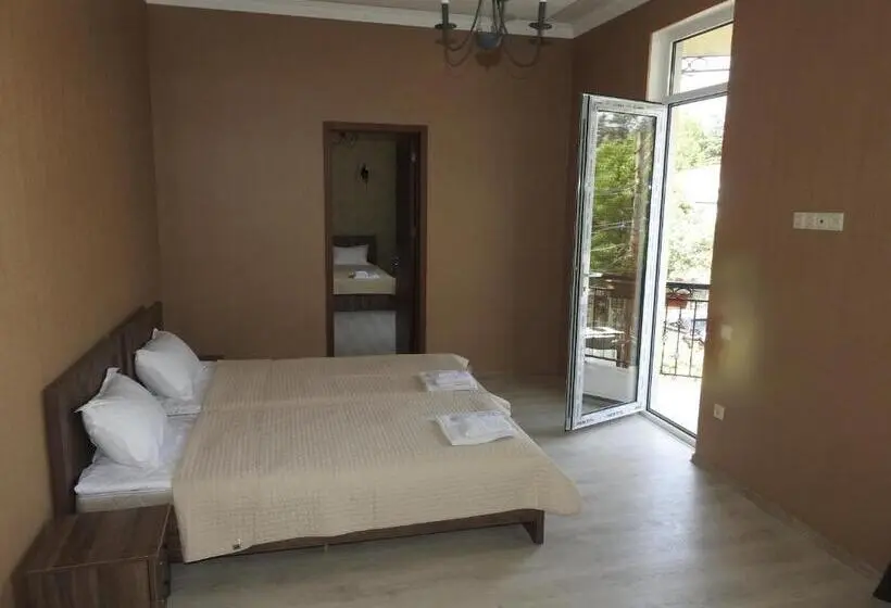 اتاق استاندارد چهارنفره با بالکن, White Hotel Guesthouse