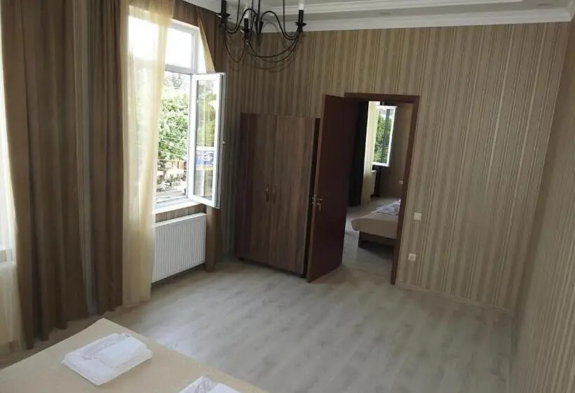 اتاق استاندارد چهارنفره با بالکن, White Hotel Guesthouse
