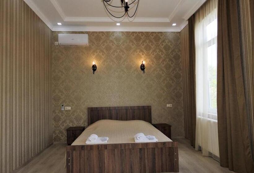 اتاق استاندارد چهارنفره با بالکن, White Hotel Guesthouse