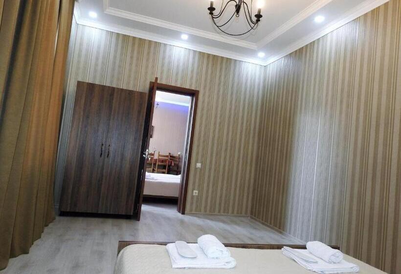 اتاق استاندارد چهارنفره با بالکن, White Hotel Guesthouse