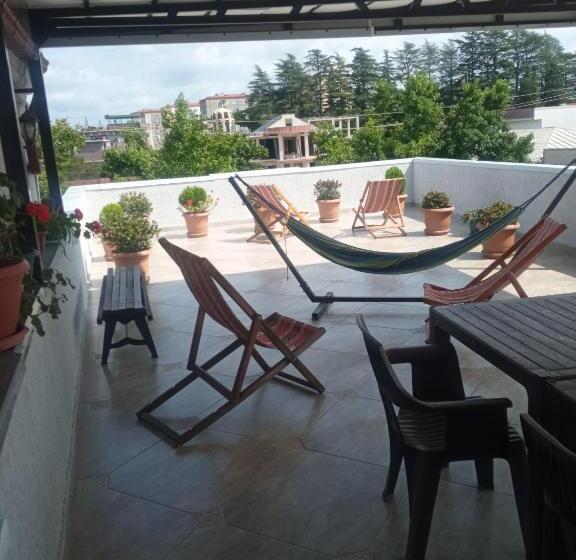 اتاق استاندارد چهارنفره با بالکن, White Hotel Guesthouse