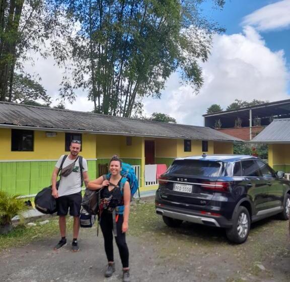 חדר קומפורט לשלושה, Hostal Henrry S