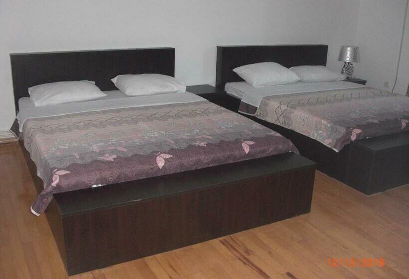 اتاق استاندارد چهارنفره با بالکن, Villa House Georgia