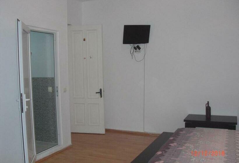 اتاق استاندارد چهارنفره با بالکن, Villa House Georgia