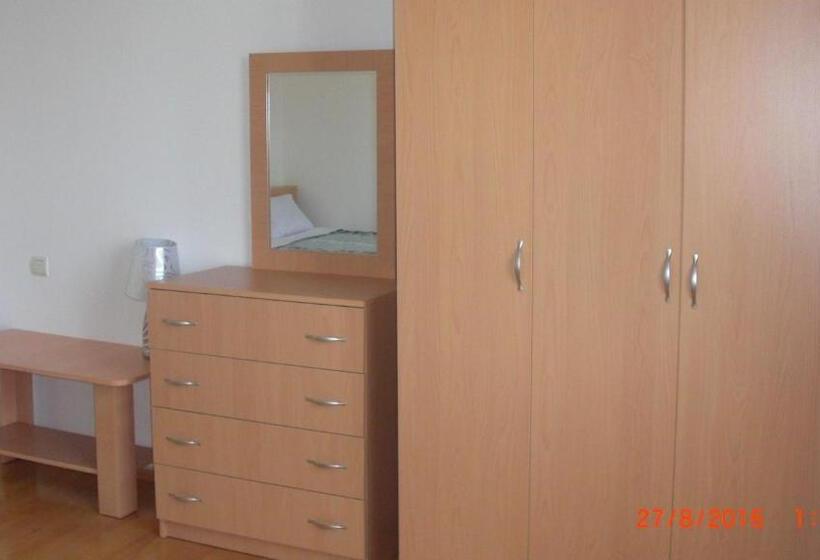 اتاق استاندارد سه تخته با سرویس بهداشتی مشترک, Villa House Georgia