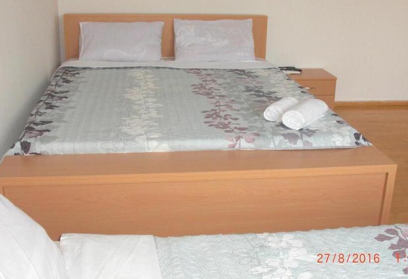 اتاق استاندارد سه تخته با سرویس بهداشتی مشترک, Villa House Georgia