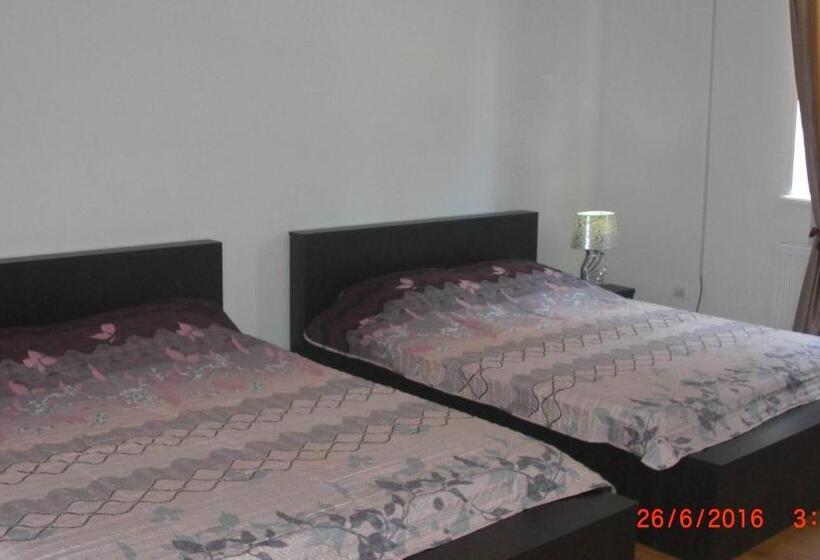 اتاق چهار تخته با دستشویی مشترک, Villa House Georgia