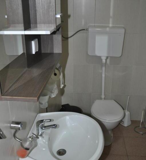 اتاق کلاسیک سه تخته, Guest House Best Food