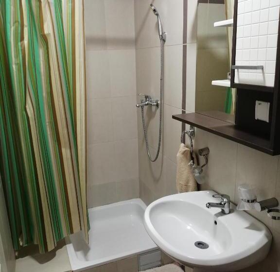 اتاق کلاسیک سه تخته, Guest House Best Food