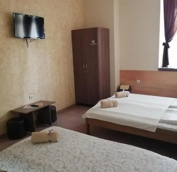 اتاق کلاسیک سه تخته, Guest House Best Food