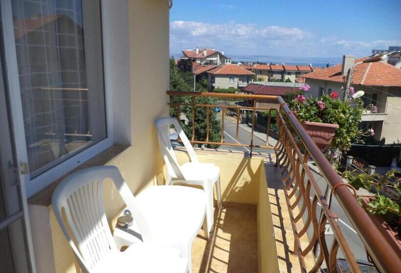 חדר סטנדרט עם מרפסת, Guest House Stoyanovi