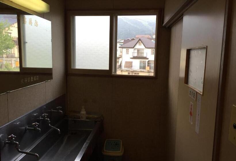 غرفة إقتصادية حمام مشترك, Uchihan