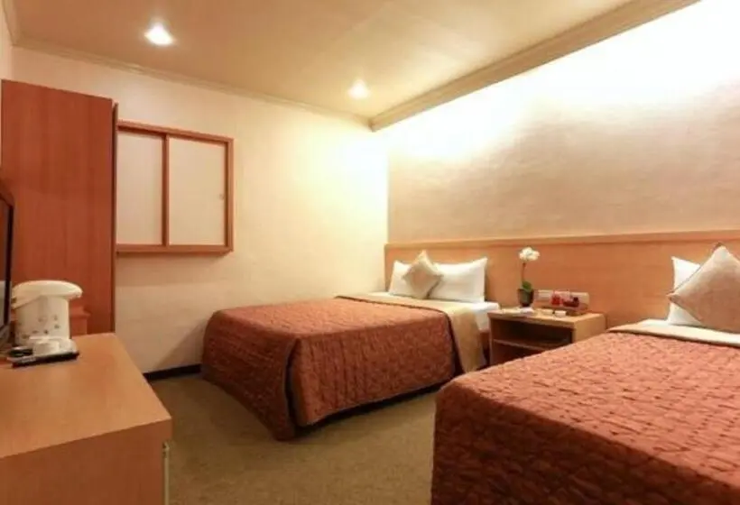 اتاق استاندارد سه نفره, Red Cabin Inn