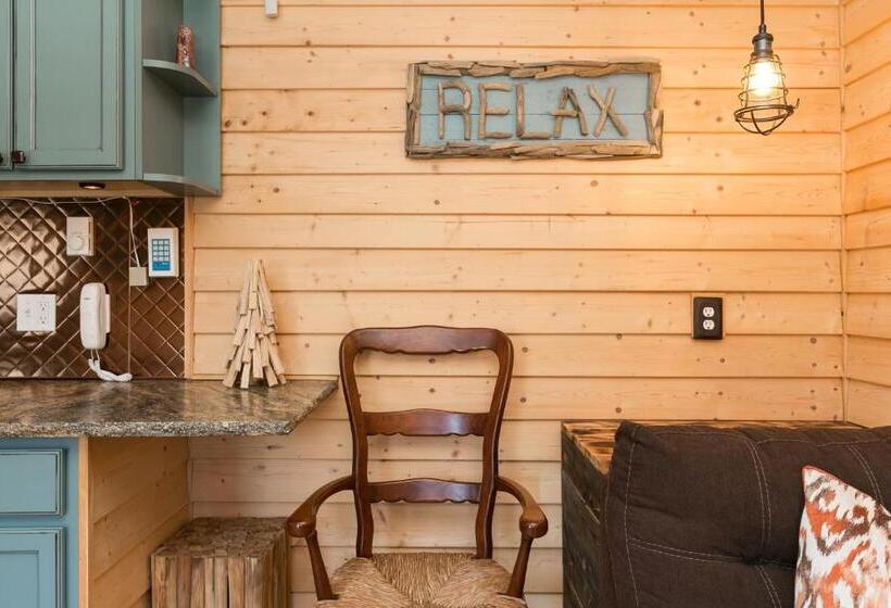 کابین, Warren Lodge