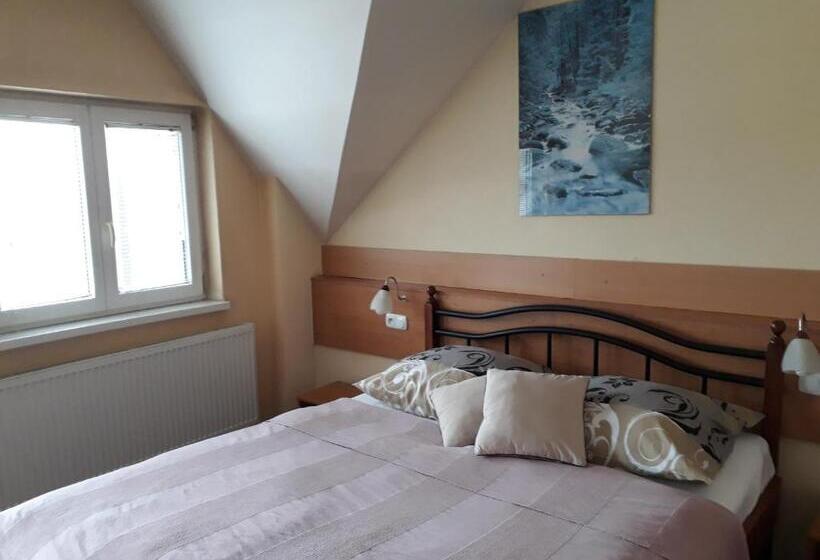 غرفة قياسية مزوَّدة بشُرفة, Penzión Marco Polo