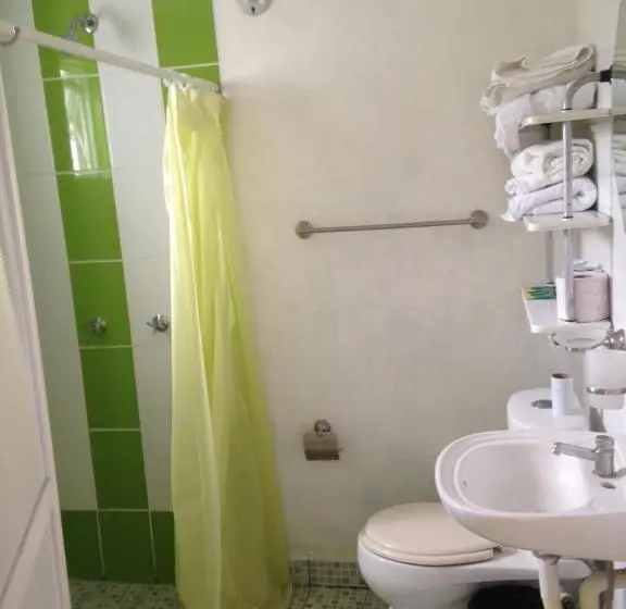 エコノミー４人部屋, Hostal Makea Pachuca