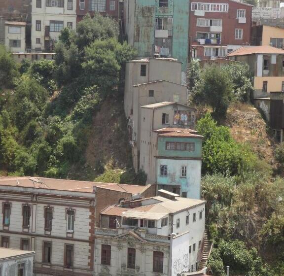 اتاق خانوادگی, The Travelling Chile