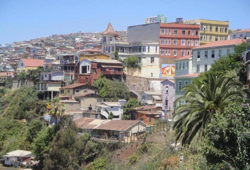 اتاق لوکس با بالکن و چشمانداز دریا, The Travelling Chile