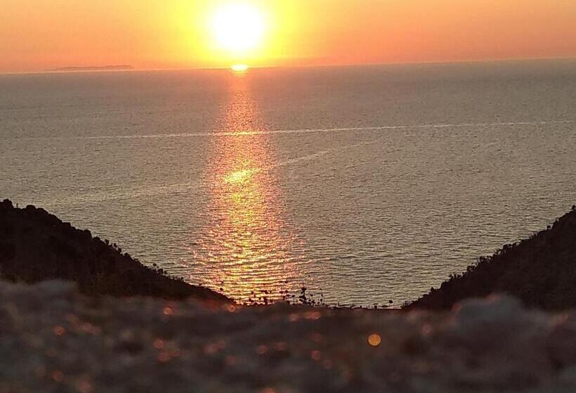 1 Bedroom Apartment Sea View, Vila Pasqyra