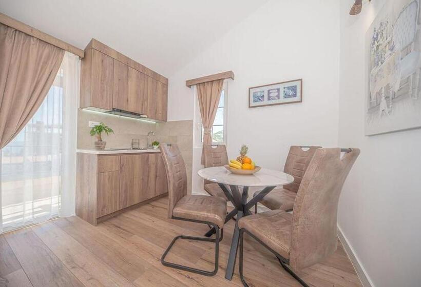 سوییت, Guest House S Lux