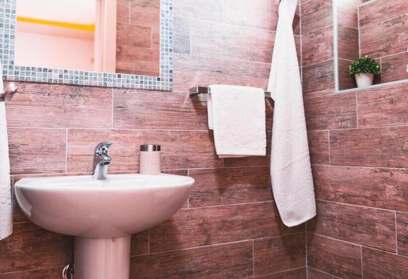 سوئیت با بالکن, Guest House S Lux