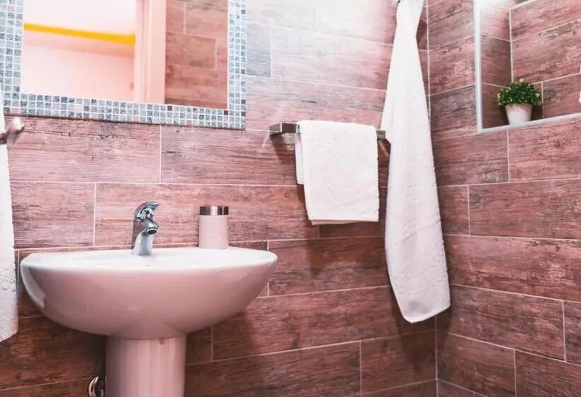 سوئیت با بالکن, Guest House S Lux