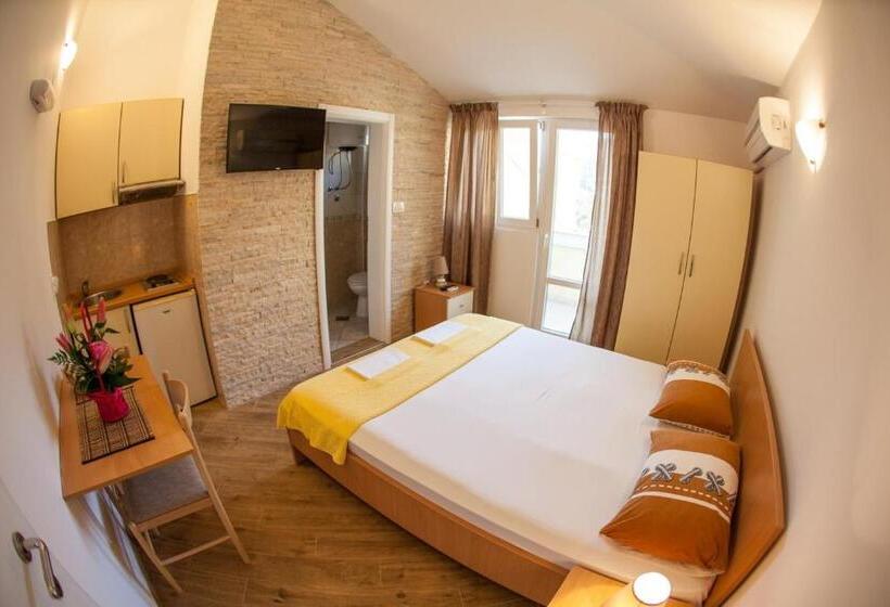 سوئیت با بالکن, Guest House S Lux