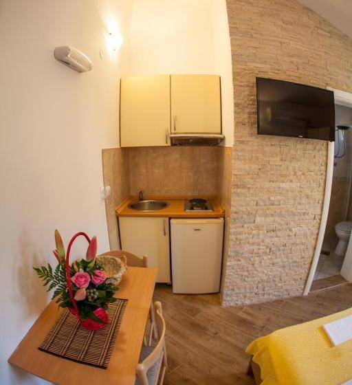 سوئیت با بالکن, Guest House S Lux