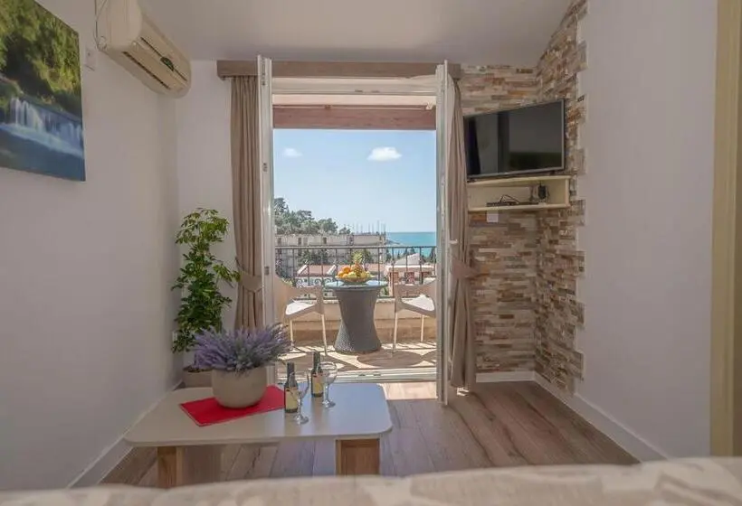 استودیوی استاندارد با چشم‌انداز دریا, Guest House S Lux