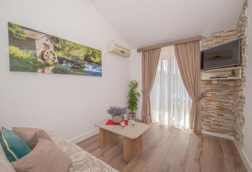 استودیوی استاندارد با چشم‌انداز دریا, Guest House S Lux