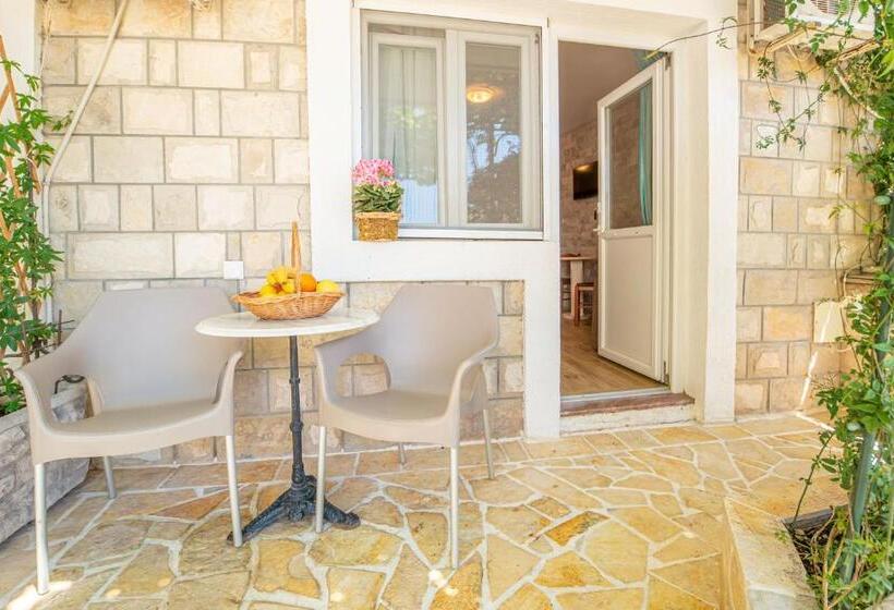 استودیو استاندارد با چشمانداز باغ, Guest House S Lux