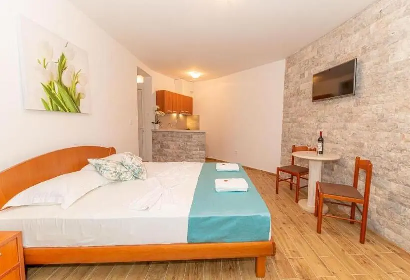 استودیو استاندارد با چشم‌انداز باغ, Guest House S Lux