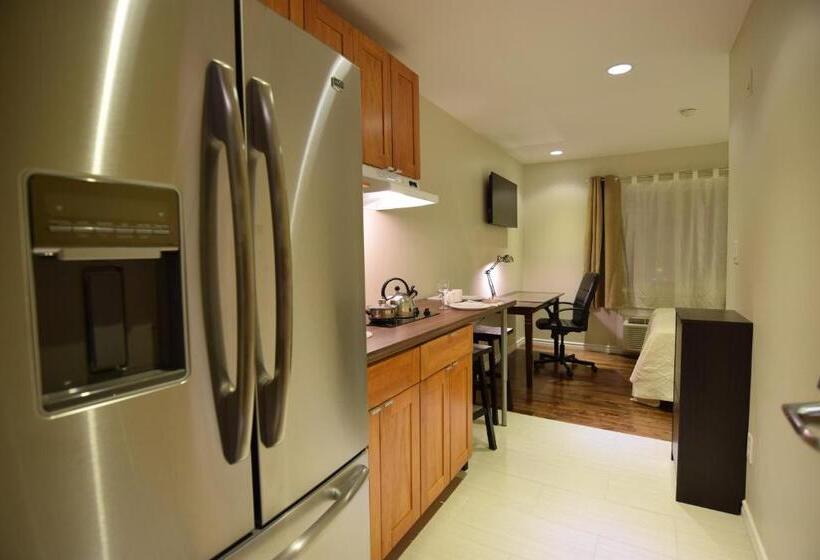 סטודיו דלוקס, The Lion Inn & Suites