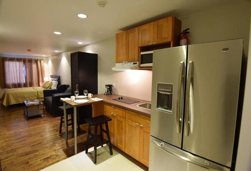 חדר דלוקס עם מיטת קינג, The Lion Inn & Suites