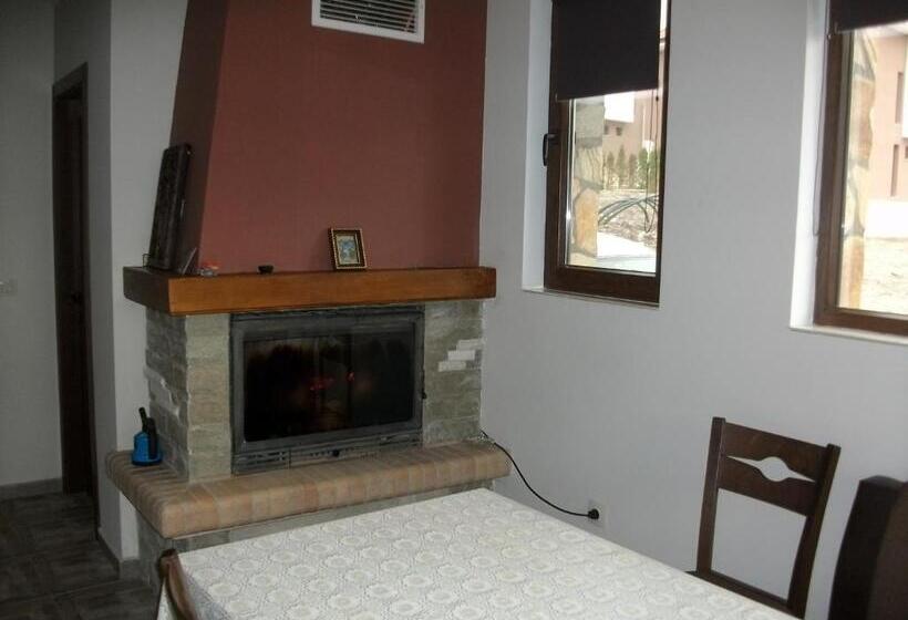 اتاق خانوادگی با چشم‌انداز کوه, Andreevite Houses