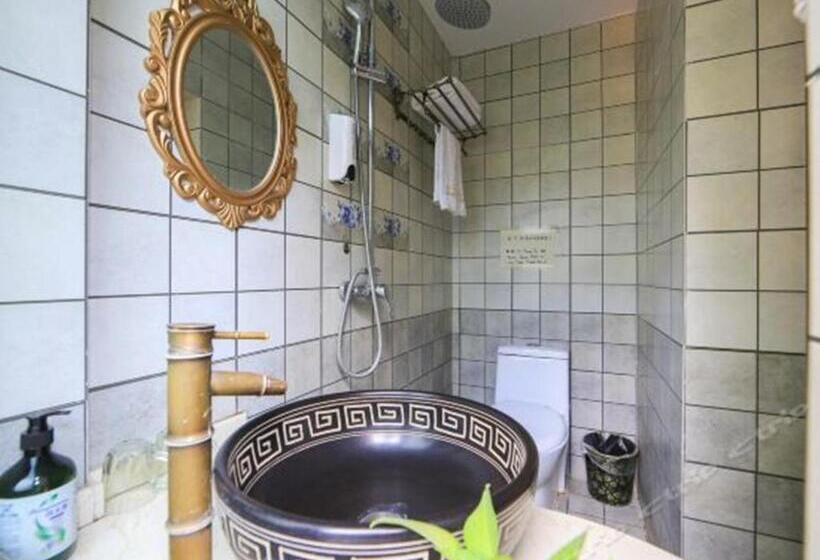 جناح جونيور مزوَّد بتراس, Edinburgh Hostel