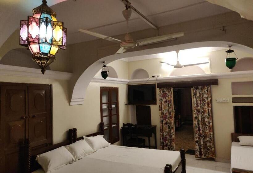 Classic Kolmen Hengen Huone, Natraj Guest House