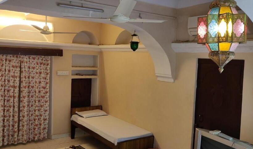 Classic Kolmen Hengen Huone, Natraj Guest House