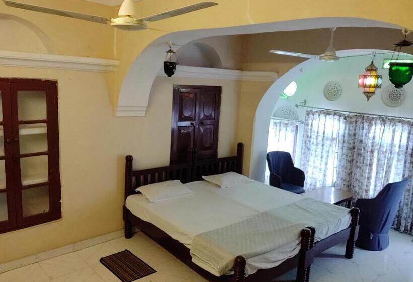 Classic Kolmen Hengen Huone, Natraj Guest House