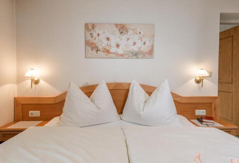 غرفة قياسية مزوَّدة بشُرفة, Pension Maria