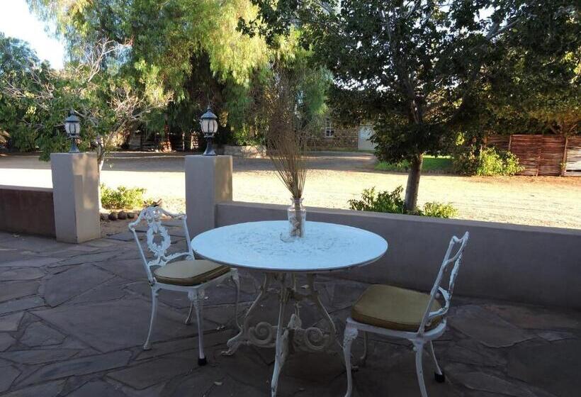 اتاق خانوادگی, Savanna Guest Farm