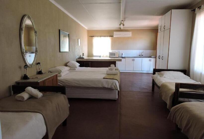 اتاق خانوادگی, Savanna Guest Farm