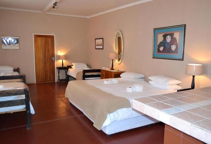 اتاق خانوادگی, Savanna Guest Farm