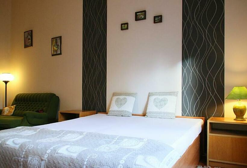 デラックスルーム, Avar Vendégház