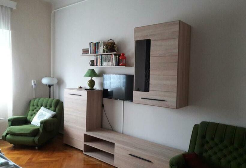 デラックスルーム, Avar Vendégház