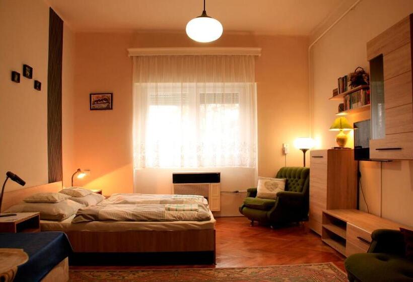 デラックスルーム, Avar Vendégház