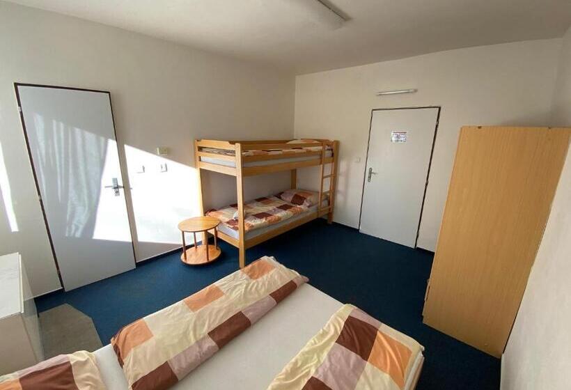 غرفة قياسية رباعية, Chata Svinec