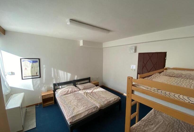 غرفة قياسية رباعية, Chata Svinec