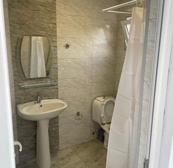 اتاق سهنفرۀ استاندارد با سرویس بهداشتی بیرون از اتاق, Twins